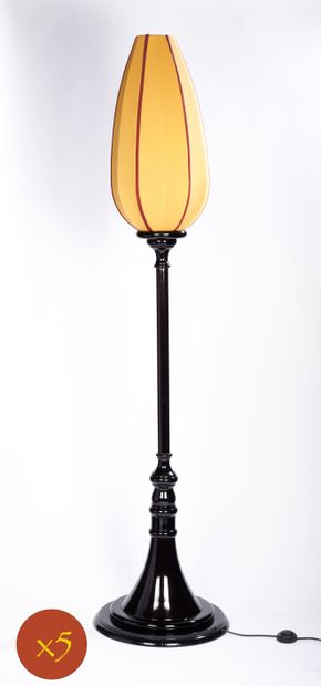Cinq lampadaires en forme de tulipe en bois...