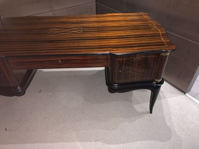 Bureau plat en bois de placage à deux caissons...