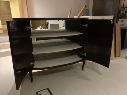 Buffet en bois de placage de forme demi-lune...