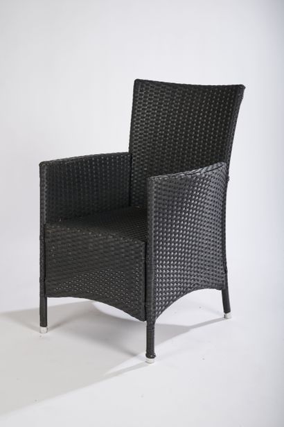 Dix fauteuils de terrasse en PVC tressé gris

89...
