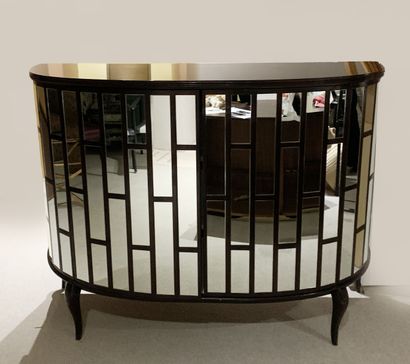 Buffet en bois de placage de forme demi-lune...