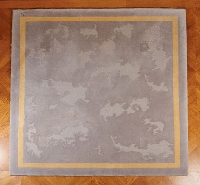Tapis carré en laine grise et bordure jaune

204...