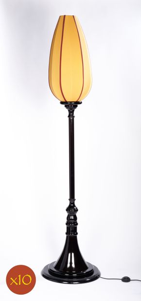 Dix lampadaires en forme de tulipe en bois...