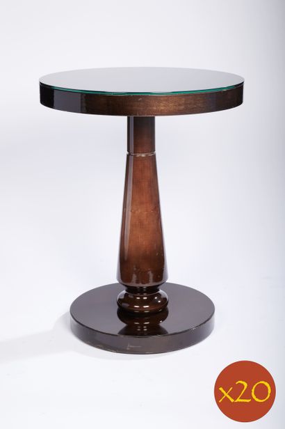 Vingt tables d'appoint en bois laqué marron...