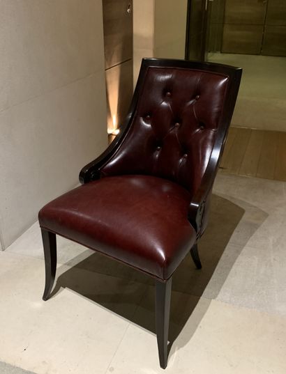 Suite de quatre chaises en bois teinté à...