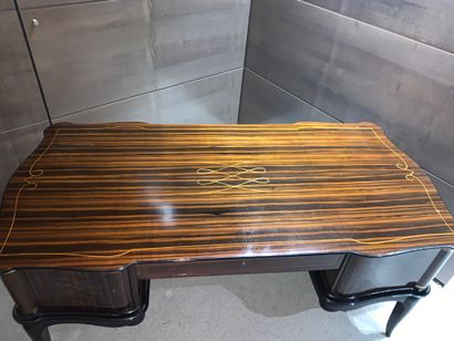 Bureau plat en bois de placage à deux caissons...