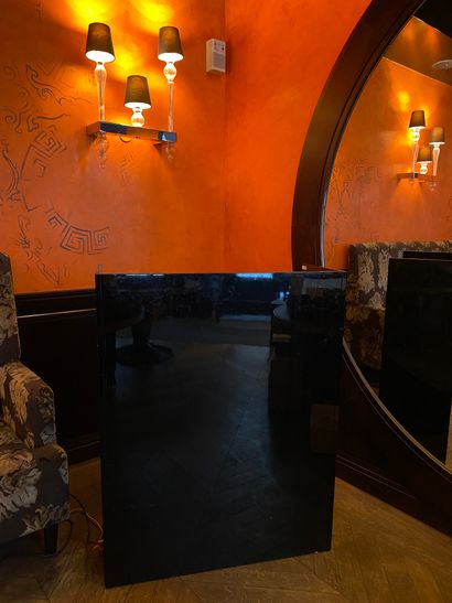 Deux dessertes de restaurant en bois stratifié...