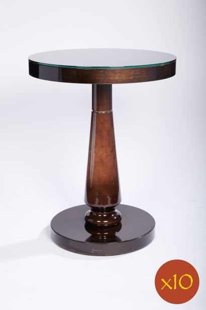 Dix tables d'appoint en bois laqué marron...
