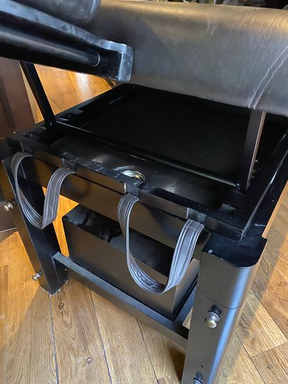 Deux tables de massage en bois teinté et...