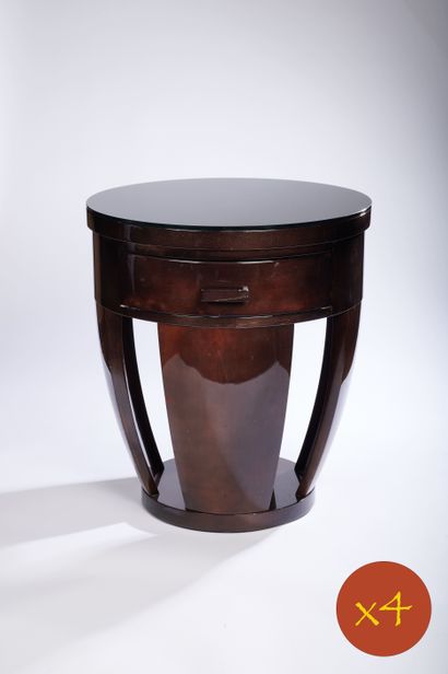 Quatre tables de chevet de style Art Déco...