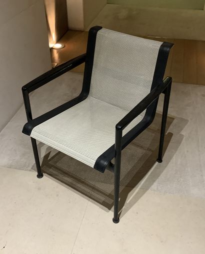 Quatorze fauteuils de jardin en métal noir...