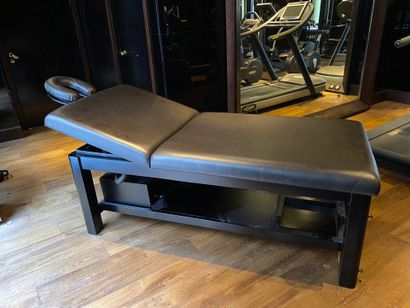 Deux tables de massage en bois teinté et...