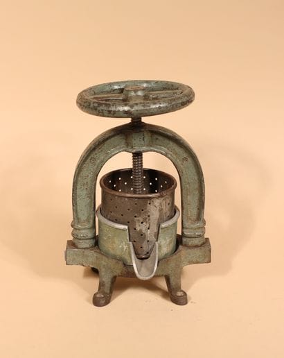 Iron olive press
H. 30 x L. 21 Cm