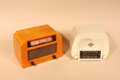 Lot of two radio sets including : 
- A radio...