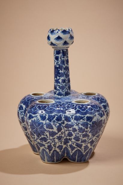Chine 
Tulipière en porcelaine à décor floral...