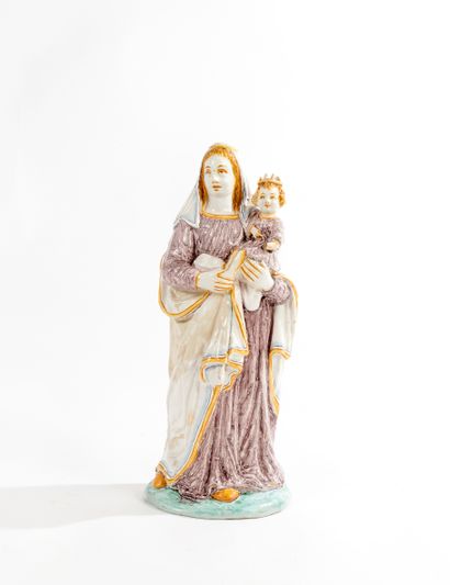 * Nevers
Vierge d'accouchée en faïence polychrome...
