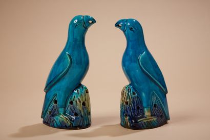 * Deux oiseaux en porcelaine émaillée en...