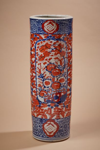 Porte-parapluie en porcelaine à décor Imari.
Japon,...