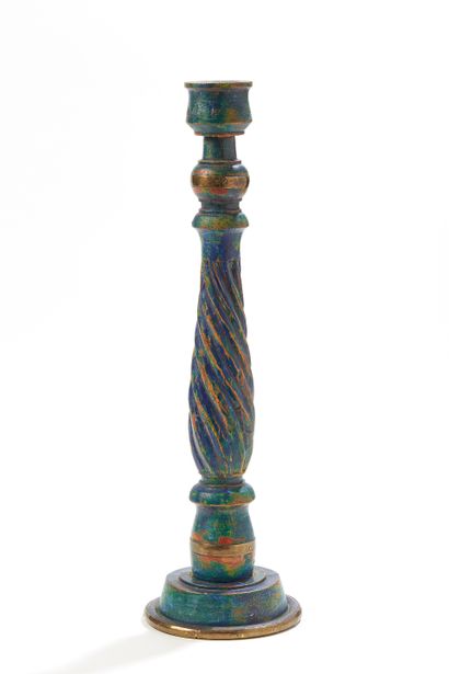 Pique-cierge en bois polychrome, le fut balustre,...