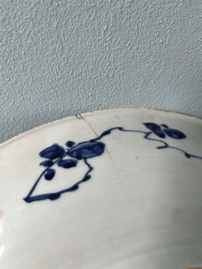 Chine 
Grand plat en porcelaine émaillé bleu...