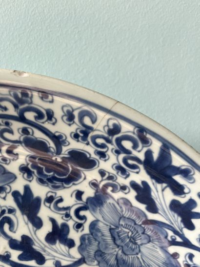 Chine 
Grand plat en porcelaine émaillé bleu...