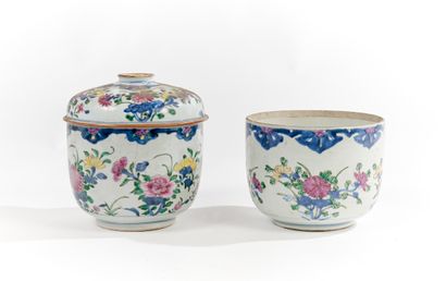 * Chine 
Paire de pots, l'un couvert, en...