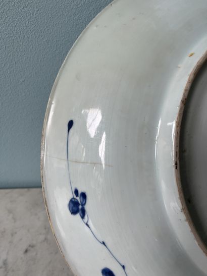 Chine 
Grand plat en porcelaine émaillé bleu...