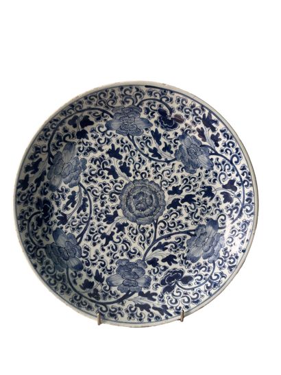 Chine 
Grand plat en porcelaine émaillé bleu...