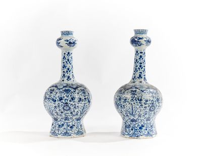 * Delft 
Paire de vases de forme balustre...