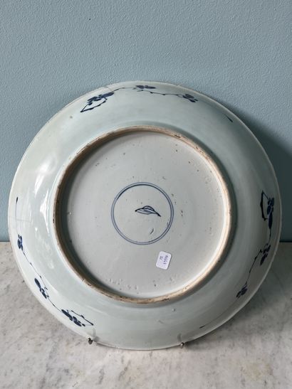 Chine 
Grand plat en porcelaine émaillé bleu...