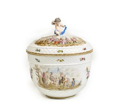Importante soupière couverte en porcelaine...