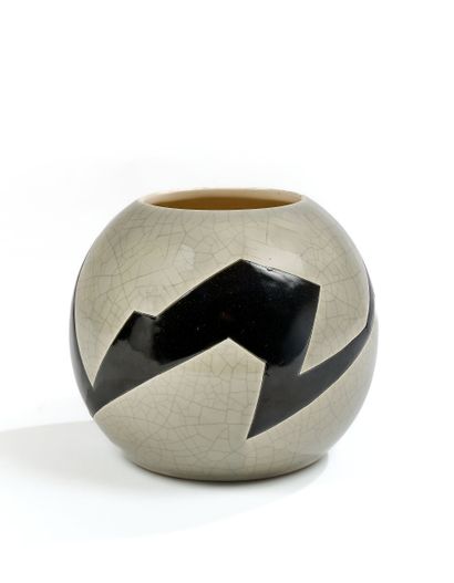Vase boule en émaux de Longwy en faïence...