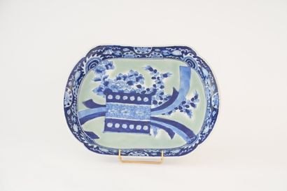 CHINE, XXe 
Plat ovale en porcelaine à décor...
