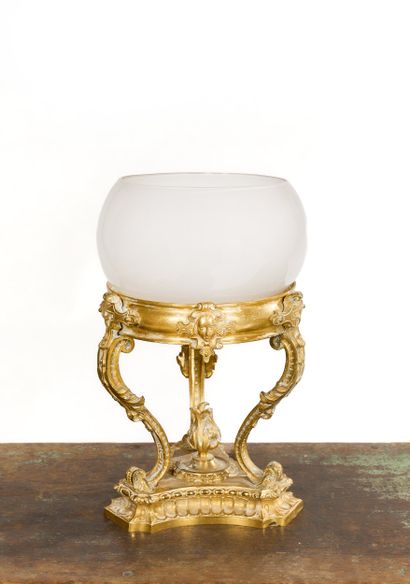 Pied de lampe en bronze doré à décor de mascarons,...