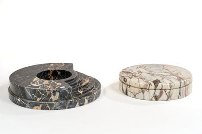 Lot de deux élèments circulaires en marbre,...