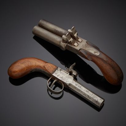 Deux pistolets à coffre à percussion. 
a)...