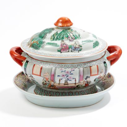 Soupière en porcelaine émaillée polychrome...