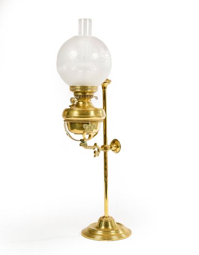 Lampe à pétrole en bronze doré 
Travail moderne...