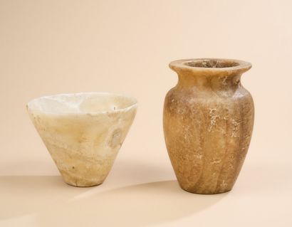 Suite de deux vases en albâtre à l'imitation...