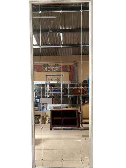 Importante suite de miroirs dans un encadrement...