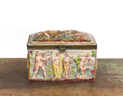 CAPODIMONTE
Coffret en porcelaine émaillée...