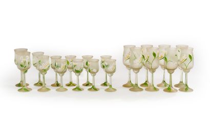 Service en verre à décor de brins de muguet...