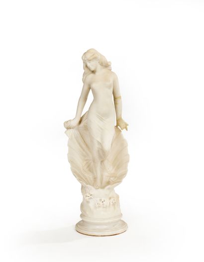 Sculpture en albâtre figurant Vénus sortant...