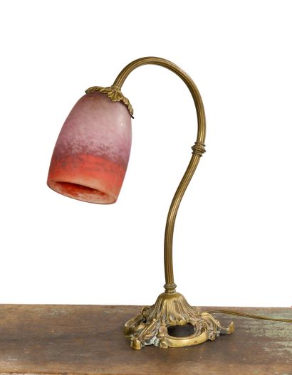 Lampe de bureau en métal doré figurant fleur,...