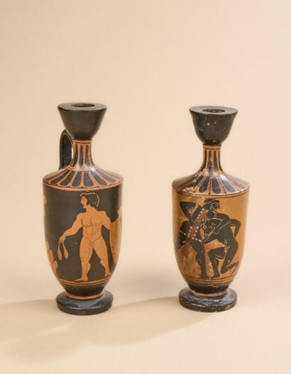 Lot comprenant deux vases à l'antique en...