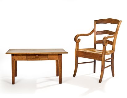 Table basse en bois naturel, le plateau rectangulaire,...