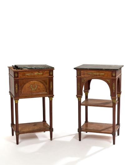 Suite de deux chevets en acajou et placage...
