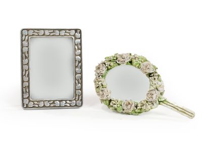 Miroir face à main à décor de fleurs en porcelaine...