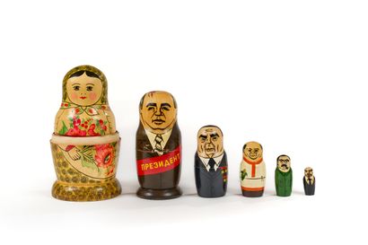 Matriochka en bois peint à l'effigie des...