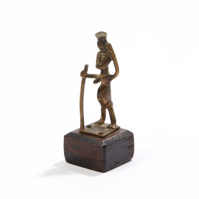 Poids à peser l'or en bronze figurant porteur...
